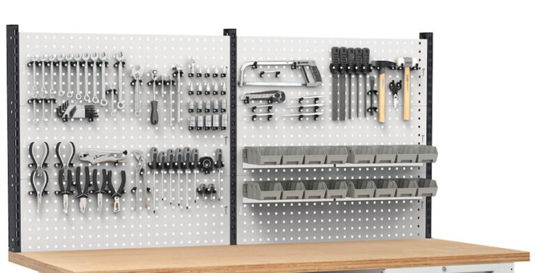 Organizzazione utensili su pannello forato, 1